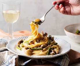 Espaguetis a la carbonara a baja temperatura con espárragos y champiñones