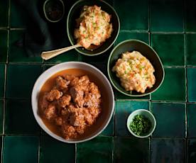 Carne estufada com puré de batata e cenoura