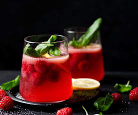 Sangria cu zmeură și busuioc