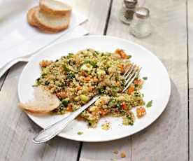 Sałatka z komosą ryżową, marchewką i cukinią