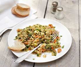 Insalata di quinoa con zucchine e carote in salsa agrodolce