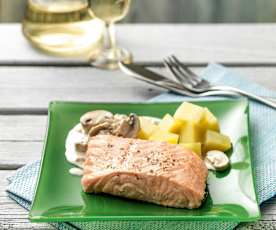 Salmón en salsa cremosa de champiñones con papas