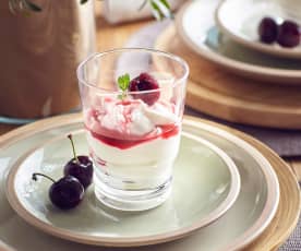 Coppe di yogurt greco con coulis alle ciliegie