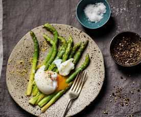 Espárragos con huevos poché al vacío
