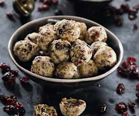 Brusinkové kuličky s kešu a mandlemi