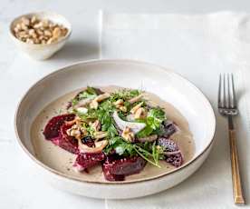 Buraki z orzechowym sosem miso i sałatką z ziół