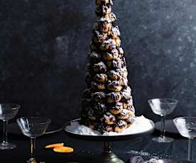 Croquembouche mit Orangenpudding und dunkler Schokolade