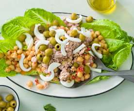 Ensalada de garbanzos con bonito y vinagreta de pimiento rojo