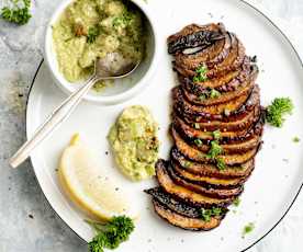 Cogumelos Portobello fatiados com chimichurri de abacate