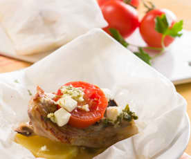 Papillote de cordero con tomate y queso feta