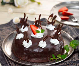 Kakaový dort s krémem a čokoládovou polevou