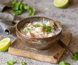 Makaron shirataki (konjac) z kurczakiem w sosie orzechowym