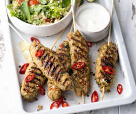 Brochettes de poulet, vinaigrette au citron et salade d'été