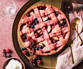 Tarta de manzana y frutos rojos