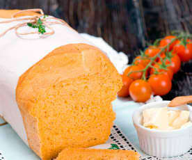 Chleb z serem i sokiem pomidorowym