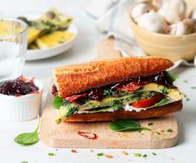 Geitenkaas Frittata Sandwiches met Gekarameliseerde Rode Uienchutney