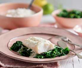Bacalao al vapor con arroz, espinacas y salsa de limón