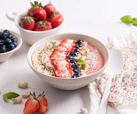 Truskawkowe smoothie bowl