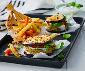 Auberginen-Burger mit Gemüsepommes und Joghurtdip