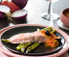 Salmón al vapor con salsa de tomate rosa y aceitunas y espárragos verdes