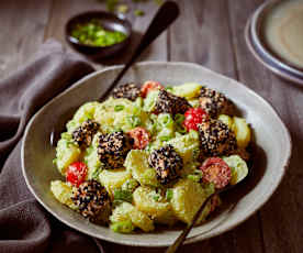 Kartoffelsalat mit Lachs und Avocado