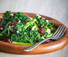 Kale, broccolini y arándanos con almendras