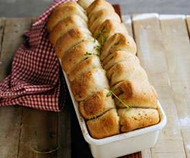 Zupfbrot mit Knoblauch-Sonnenblumen-Kräuterpaste