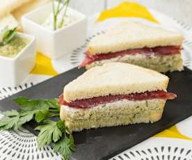 Tramezzino con patè di carciofini, crema di ricotta e bresaola