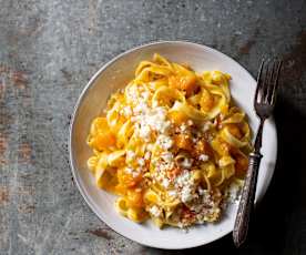 Pâtes crémeuses à la courge, scamorza et pecorino