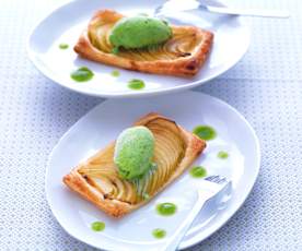 Glace au persil, tarte fine aux pommes vertes et coulis de persil