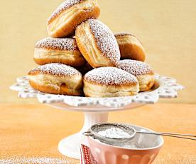 Krapfen ripieni alla confettura di albicocche