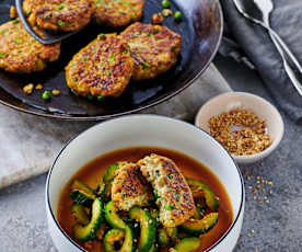 Hähnchen-Zucchini-Erbsen-Puffer mit Gurkensalat