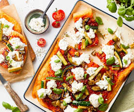 Pizza de tomate con burrata, berenjena y calabacín