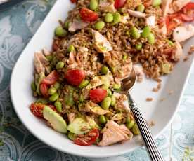 Insalata di farro con salmone e verdure