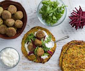 Tortilla med courgette og falafler