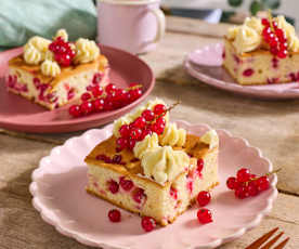 Johannisbeer-Kuchen mit Vanillefrosting