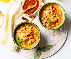 Guiso de garbanzos con sepia y langostinos