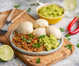 Bułeczki na parze z szarpanym kurczakiem i salsą z awokado