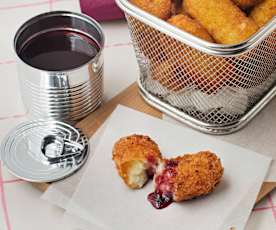 Croquetas de gorgonzola y nata con salsa de cereza