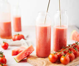 Sumo de tomate fresco com melancia