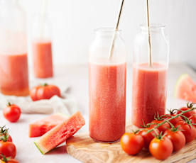 Frischer Tomatensaft mit Wassermelone