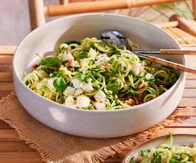 Zucchini-Salat mit Walnüssen und Feta