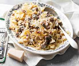 Pasta corta con beicon y champiñones