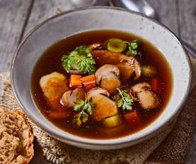 Klare Steinpilzsuppe