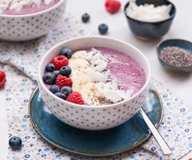 Smoothie bowl z owoców leśnych