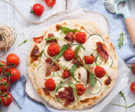 Pizza bianca z długodojrzewającą szynką i pomidorkami