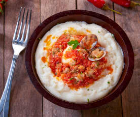 Polenta bianca morbida con sugo alle vongole