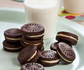 Galletas negras con relleno de vainilla