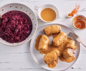 Rollitos de ternera rellenos de jamón y pepinillos con lombarda