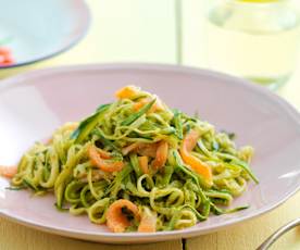 Linguini de curgete com salmão fumado e pesto